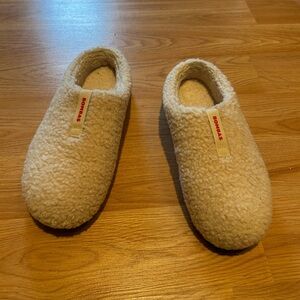 BOMBAS SLIPPERS. cozy slip on slippers. Barely worn.  Excellent condition